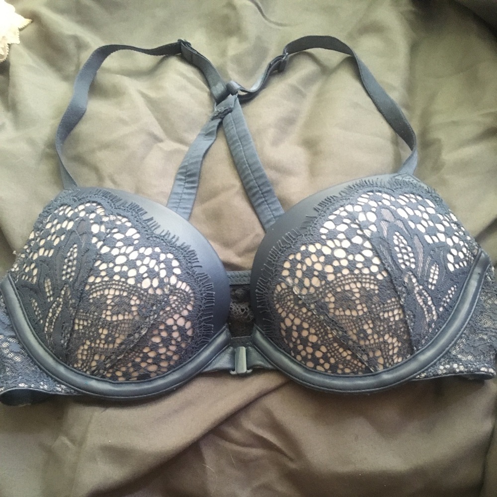 Beautiful, leather and faux pearl. Perfect for any kinda date m!